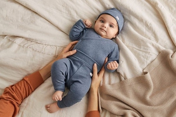  Mặc quần áo cho trẻ sơ sinh theo nhiệt độ mùa lạnh