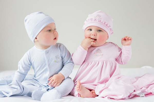 Lựa chọn những bộ quần áo làm từ sợi vải cotton để mang đến sự thoải mái, thoáng máy cho bé