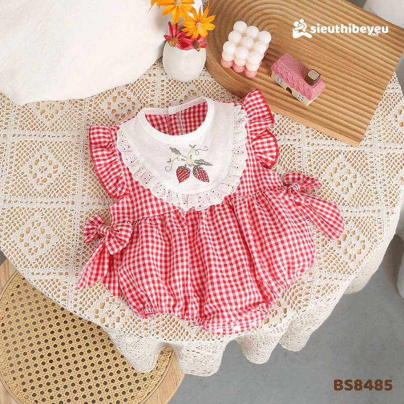 Body Caro Cổ Yếm Dâu Phối Bèo Cánh Tiên